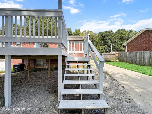 9013 Lyneve Dr, Louisville, KY 40272
