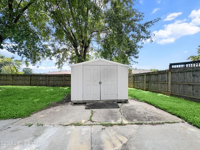 9013 Lyneve Dr, Louisville, KY 40272