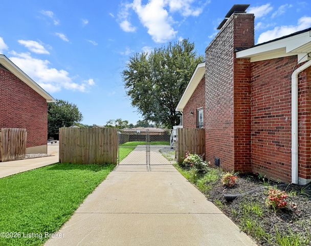 9013 Lyneve Dr, Louisville, KY 40272