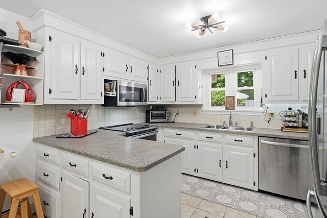 64 Senator St, Springfield, MA 01129