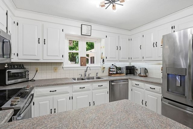64 Senator St, Springfield, MA 01129