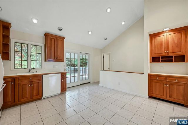 12 Leoson Parkway, Old Tappan, NJ 07675