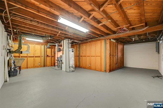 12 Leoson Parkway, Old Tappan, NJ 07675