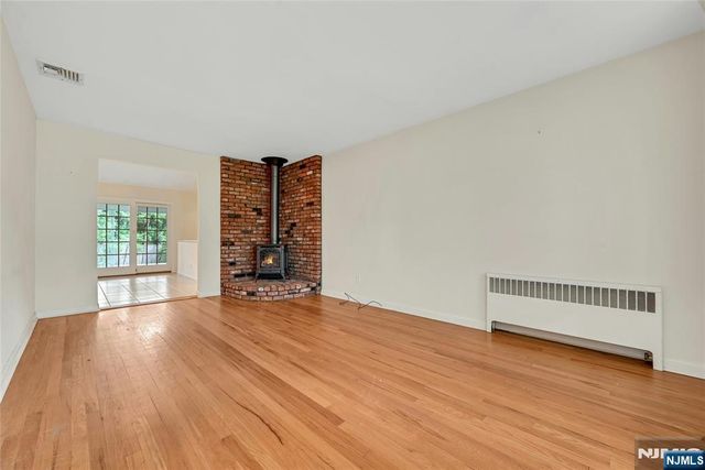 12 Leoson Parkway, Old Tappan, NJ 07675
