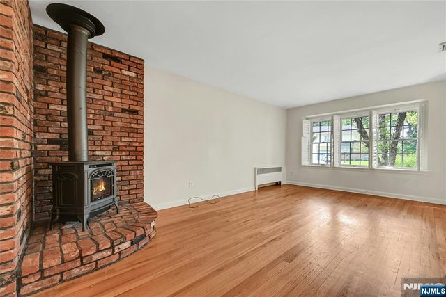 12 Leoson Parkway, Old Tappan, NJ 07675