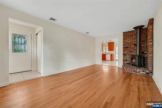 12 Leoson Parkway, Old Tappan, NJ 07675