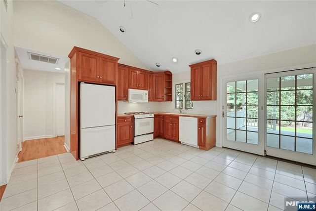 12 Leoson Parkway, Old Tappan, NJ 07675