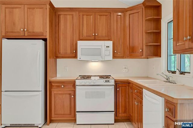 12 Leoson Parkway, Old Tappan, NJ 07675