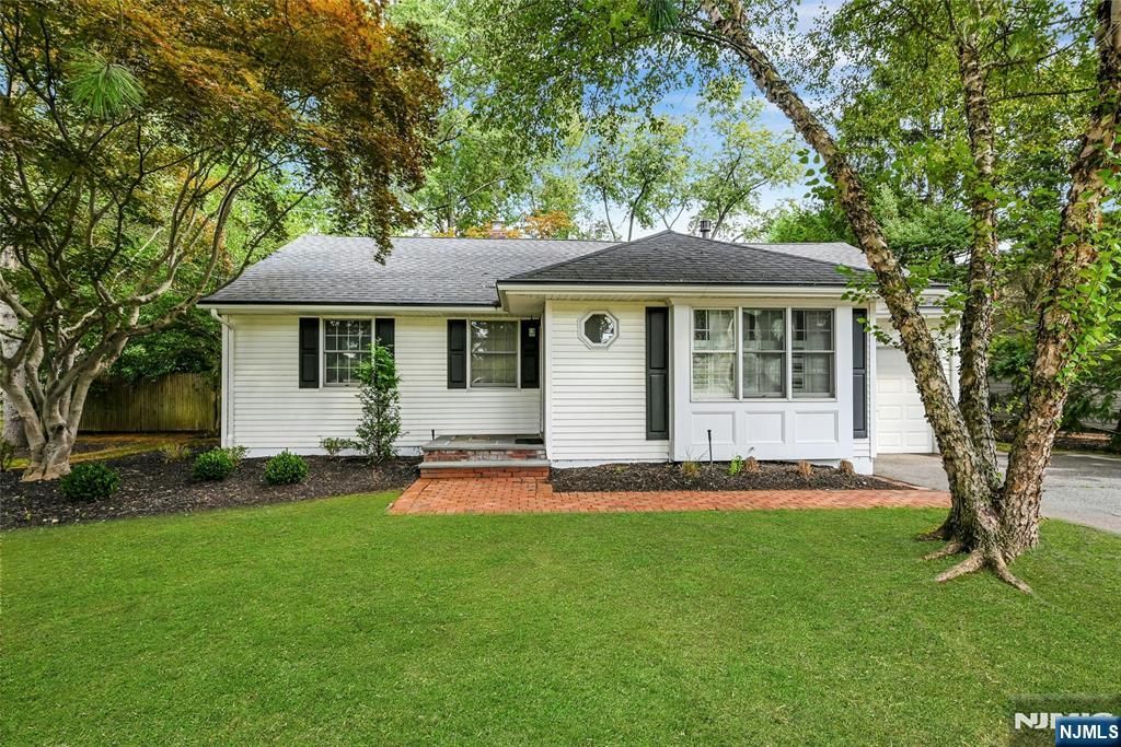 12 Leoson Parkway, Old Tappan, NJ 07675