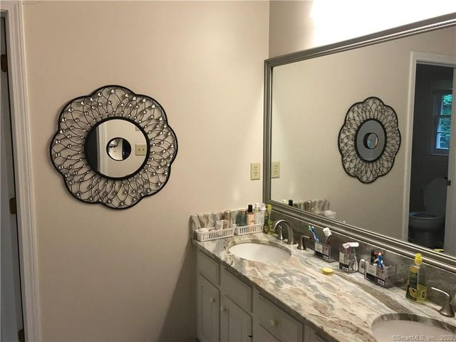 19 Village View Lane, Farmington, CT 06085