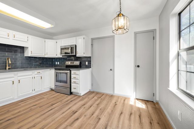 28 Oaks PL, Lago Vista, TX 78645
