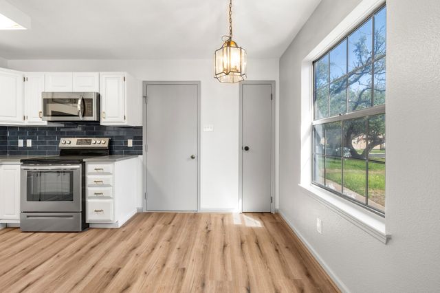 28 Oaks PL, Lago Vista, TX 78645