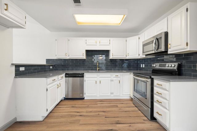 28 Oaks PL, Lago Vista, TX 78645