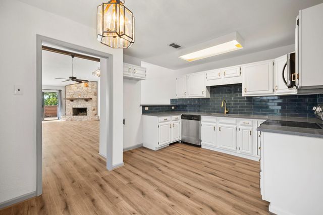 28 Oaks PL, Lago Vista, TX 78645