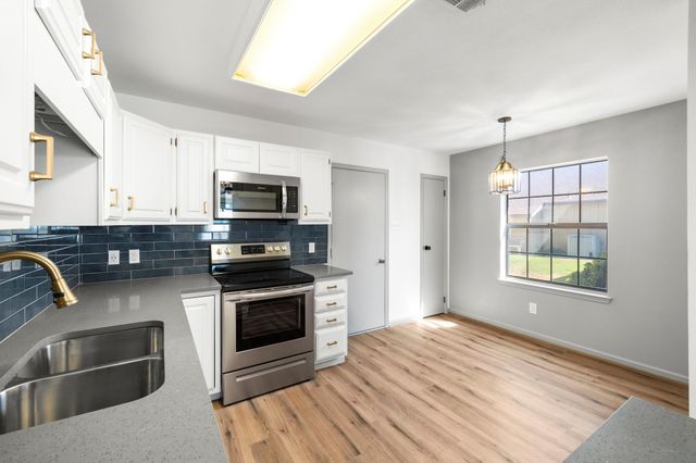 28 Oaks PL, Lago Vista, TX 78645