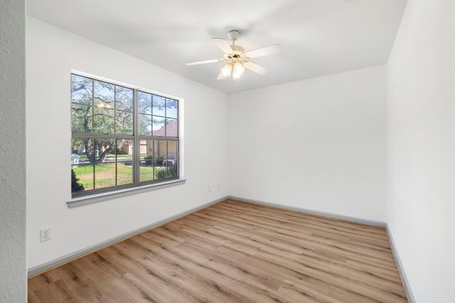 28 Oaks PL, Lago Vista, TX 78645