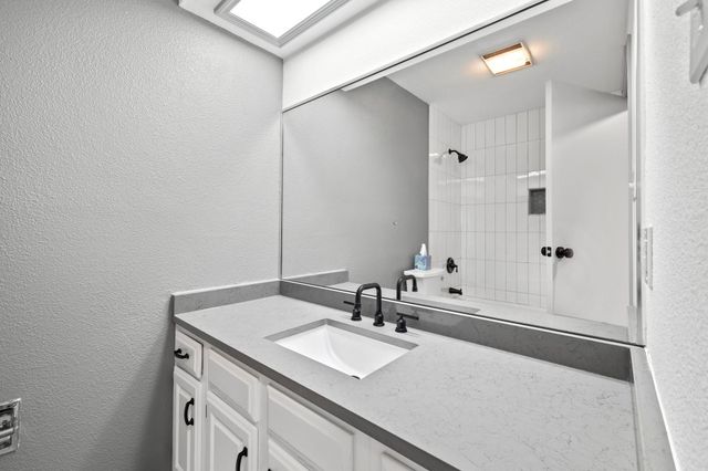 28 Oaks PL, Lago Vista, TX 78645