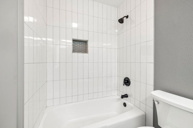 28 Oaks PL, Lago Vista, TX 78645