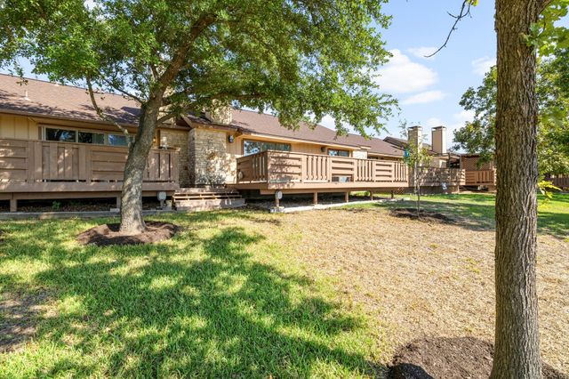 28 Oaks PL, Lago Vista, TX 78645