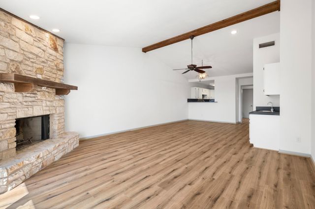 28 Oaks PL, Lago Vista, TX 78645