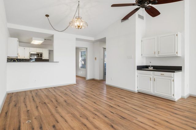 28 Oaks PL, Lago Vista, TX 78645