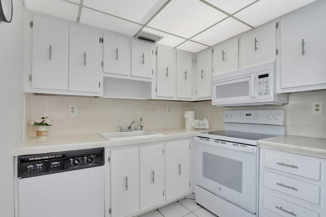 204 Burgundy E 204, Delray Beach, FL 33484