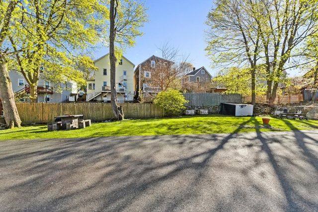 23-25 Putnam St, Salem, MA 01970