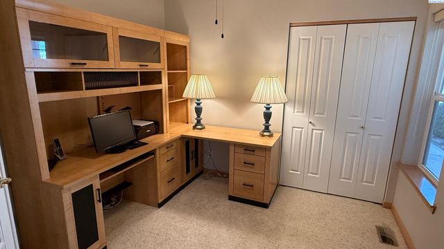 7912 W 21st Ave, Kennewick, WA 99338