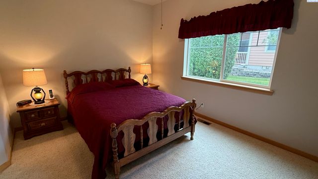 7912 W 21st Ave, Kennewick, WA 99338