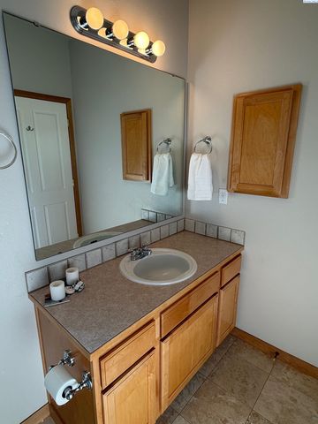 7912 W 21st Ave, Kennewick, WA 99338