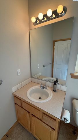 7912 W 21st Ave, Kennewick, WA 99338