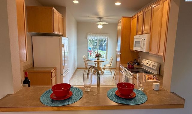 7912 W 21st Ave, Kennewick, WA 99338