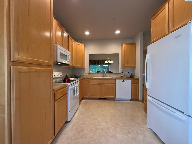 7912 W 21st Ave, Kennewick, WA 99338