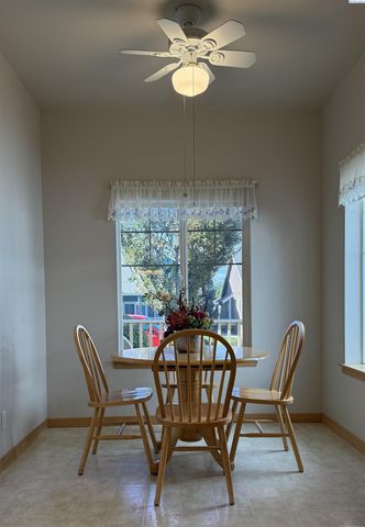 7912 W 21st Ave, Kennewick, WA 99338