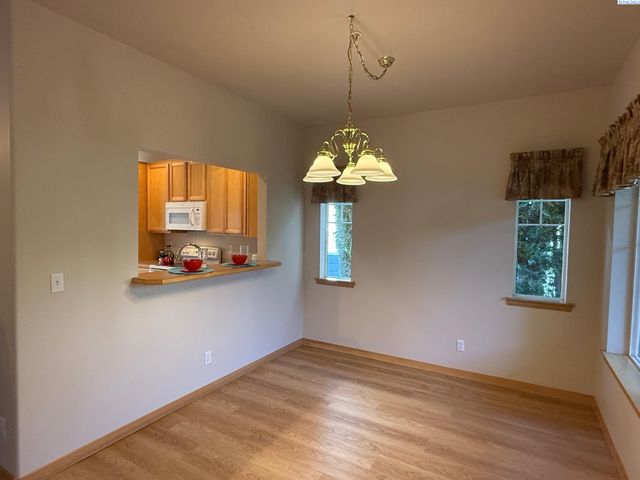 7912 W 21st Ave, Kennewick, WA 99338