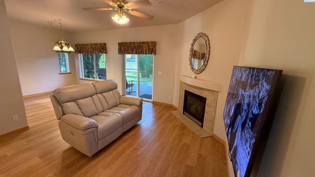 7912 W 21st Ave, Kennewick, WA 99338