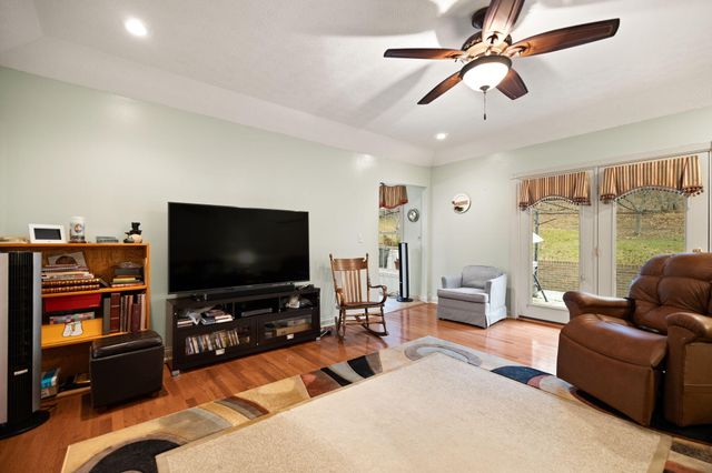 871 Woods Edge Drive, Somerset, KY 42503