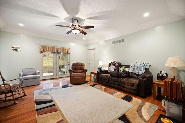 871 Woods Edge Drive, Somerset, KY 42503