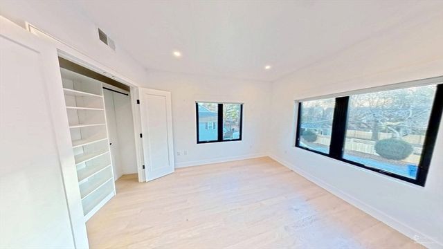 338 Nevada St 338, Newton, MA 02460