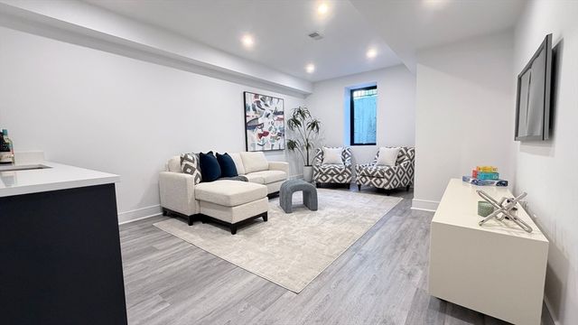 338 Nevada St 338, Newton, MA 02460