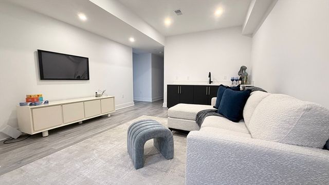 338 Nevada St 338, Newton, MA 02460