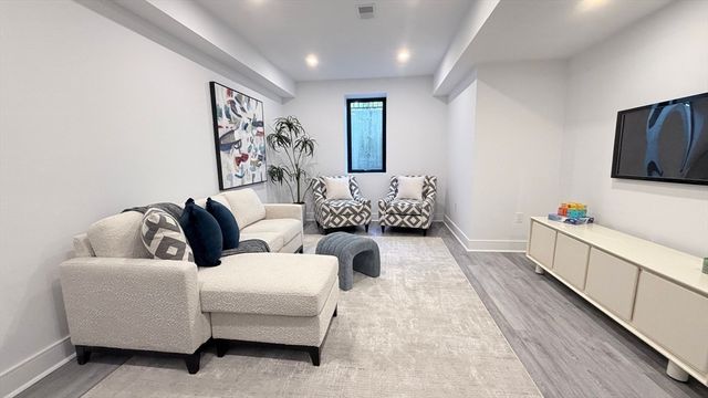 338 Nevada St 338, Newton, MA 02460