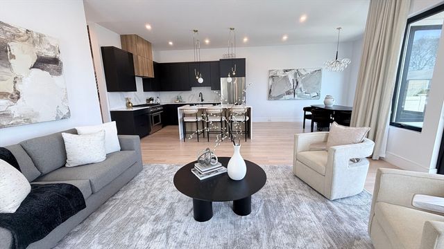 338 Nevada St 338, Newton, MA 02460