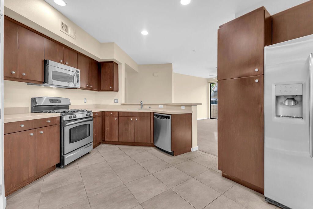 Image 18 of property listing at 910 E Palm Canyon Drive 101, Palm Springs, CA 92264