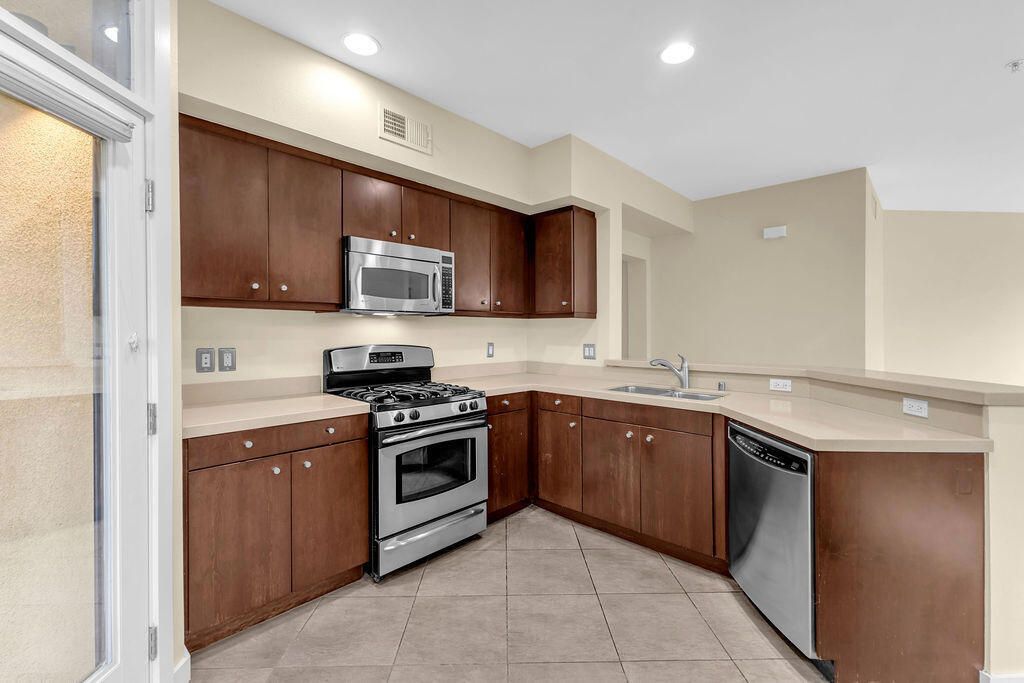 Image 20 of property listing at 910 E Palm Canyon Drive 101, Palm Springs, CA 92264