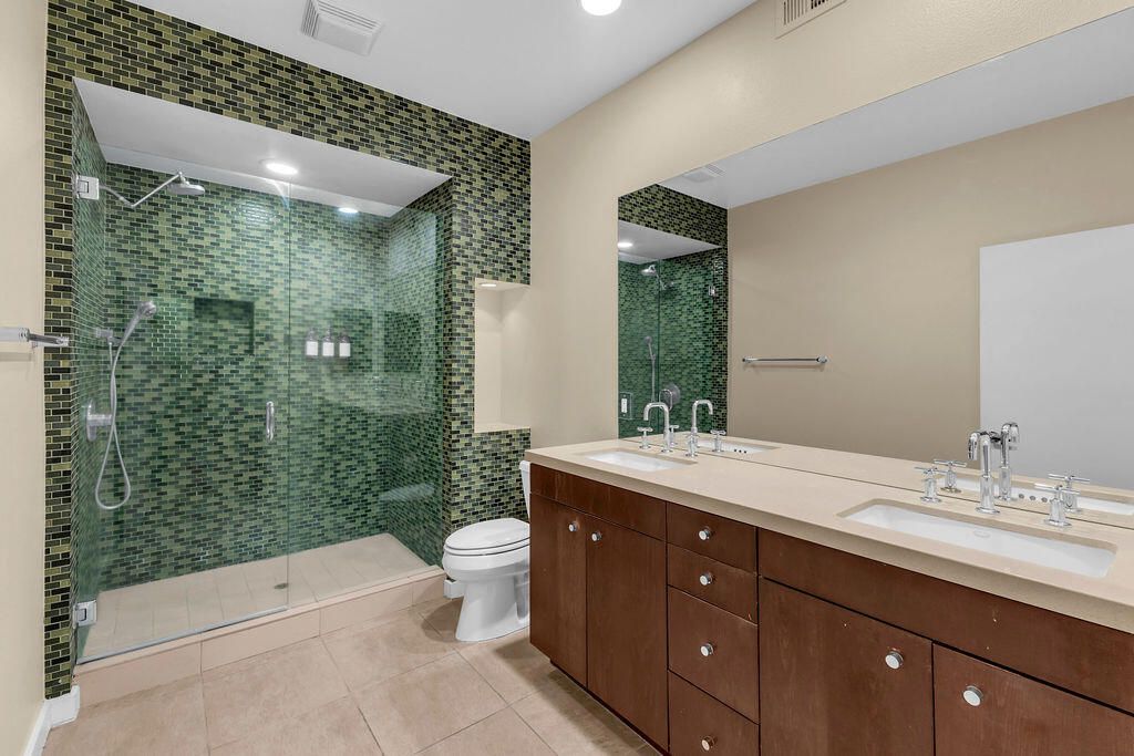 Image 30 of property listing at 910 E Palm Canyon Drive 101, Palm Springs, CA 92264