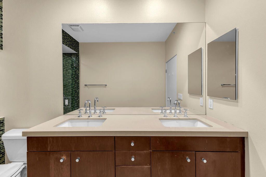 Image 31 of property listing at 910 E Palm Canyon Drive 101, Palm Springs, CA 92264