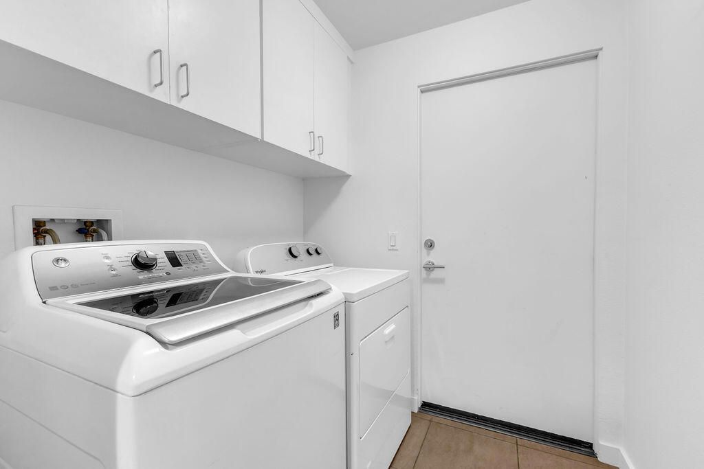 Image 39 of property listing at 910 E Palm Canyon Drive 101, Palm Springs, CA 92264