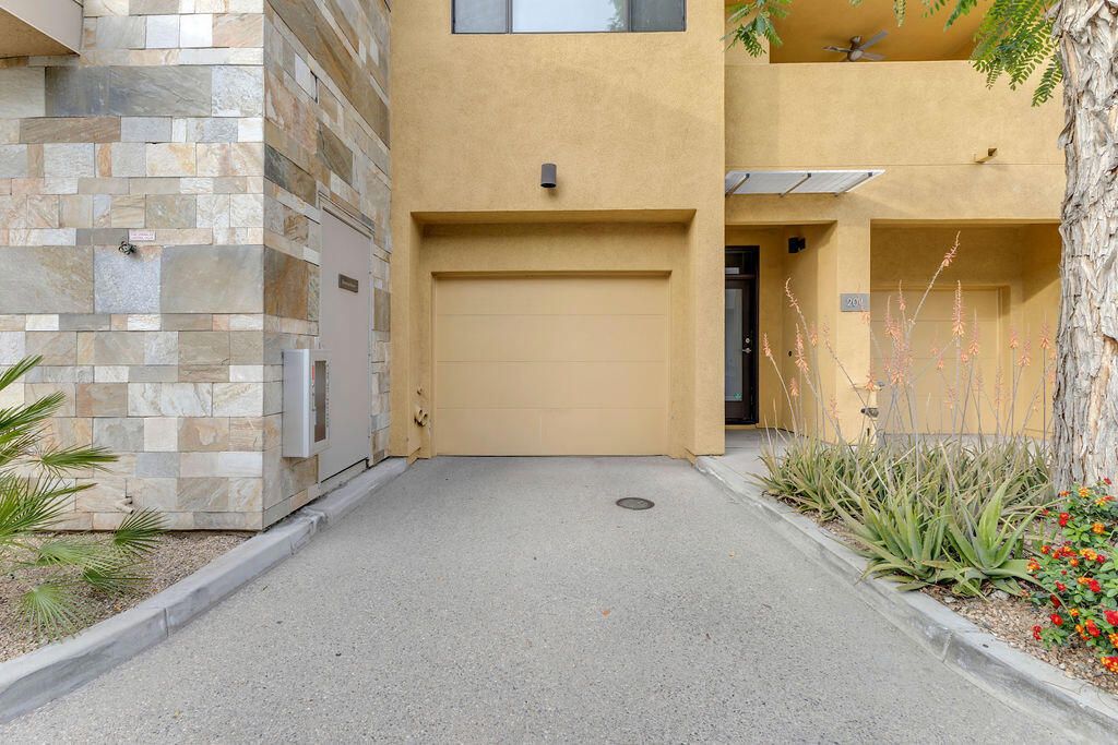 Image 41 of property listing at 910 E Palm Canyon Drive 101, Palm Springs, CA 92264