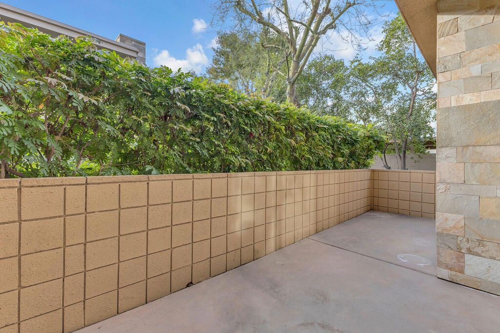 Image 5 of property listing at 910 E Palm Canyon Drive 101, Palm Springs, CA 92264